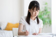© TAGSTOCK2 - 自宅で勉強する学生