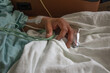 © vero - PACIENTE ENFERMO EN HOSPITAL RECIBIENDO SUERO POR UNA MANGUERA