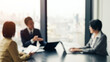 © metamorworks - オフィスで会議するビジネスパーソンのグループのぼかしイメージ