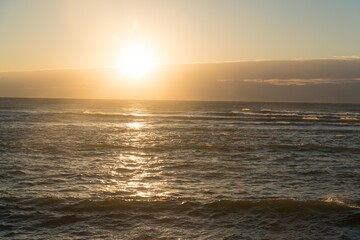  雲間から昇る朝日
