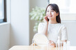 © ARenmmm - ビューティーイメージの若い女性。