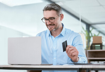 Aufkleber - Mature, businessman and laptop with credit card in office for investment payment, online banking or ecommerce. Professional, happy trader or cryptocurrency transaction at desk for stock market wealth