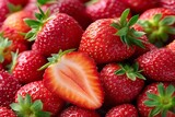 Rebanadas de fresas frescas en un fondo natural, perfectas para disfrutar en cualquier momento del día