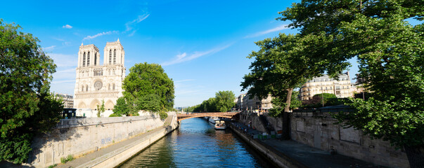 Wall Mural - notre dame cathedral on cite island over the seine river, paris cityscape, france