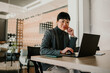 © Zamrznuti tonovi - Asian businesswoman working on laptop in modern office