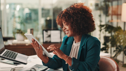 Aufkleber - Tablet, smile and black woman in office with research, communication or creative report for KPI. Digital technology, reading and African female brand manager monitoring online campaign in workplace.
