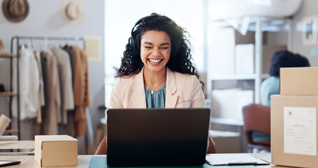 Aufkleber - Laptop, video call and woman with cardboard box in office for ecommerce, courier or confirmation. Computer, headphones and female designer with live streaming for sale promotion with cargo packages.