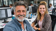 © Raphael - Jeune homme et femme collaborant dans un bureau moderne