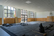 © Thomas - Salle de classe en cours de rénovation dans une école, avec matériel de chantier et murs partiellement refaits.