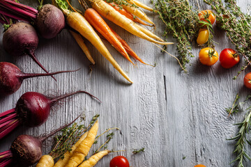Fototapete - Arrangement of beets, carrots, tomatoes, and thyme on rustic wood, showcasing fresh produce ideal for healthy eating, recipes, or farm-to-table concepts, free space for text