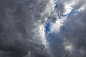 Wall Mural - the sky is cloudy and the sun is shining through the clouds