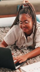 Fototapete - Research, smile and woman with laptop, home and studying for assignment in lounge and online course. House, student and black person with tech for elearning, typing and girl with glasses on floor