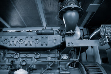 Aufkleber - A large engine with a black and silver color. The engine is made of metal