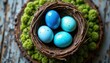 © cabado - Huevos azules moteados en nido de ramitas con musgo verde sobre superficie rústica de madera. Decoración primaveral, orgánico, naturaleza, primavera, festivo, colorido celebración de pascua.
