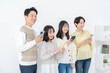 © ponta1414 - 携帯を持つ日本人の家族