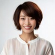 © SoftFlower - 笑顔の若い女性, ショートヘア, レイヤーカット, 自然光, 白いブラウス, 清潔感のある白背景, リアルな描写, 柔らかい光, シャープなフォーカス, 高精細, a smiling young woman, short hair, layered cut, natural lighting, white blouse, clean white background, realistic