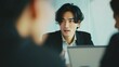 © てんぷら - 会議で発言をする日本人男性