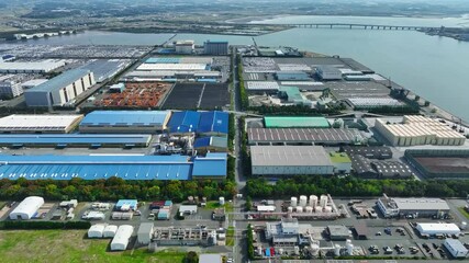 Leinwandbilder - 工場の並ぶ工業地帯の風景空撮