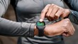 © 호균 최 - 스포츠 시계로 시간과 심박수를 체크하는 사람