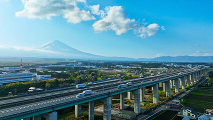 Leinwandbilder - 富士山と平野を走る高速道路の風景　空撮