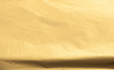 Aufkleber - Golden metallic texture with a smooth, reflective surface. Elegant, premium foil sheet with a soft shimmer and subtle gradient. Luxury material, yellow tone, perfect for wrapping or banner design..