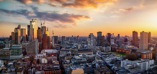 Fototapete - Panoramic view of the 2025 London skyline from the City skyscrapers until Westminster during a golden sunset