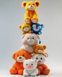 © los3amigos - Una pila de osos de peluche de varios colores, apilados uno encima del otro contra un fondo gris claro.