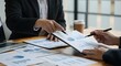 © youns - Reunión de personas de negocios para analizar, discutir y generar ideas sobre los datos del gráfico del informe financiero en la oficina. Trabajo en equipo del asesor financiero y concepto de contabil