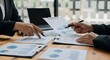© youns - Reunión de personas de negocios para analizar, discutir y generar ideas sobre los datos del gráfico del informe financiero en la oficina. Trabajo en equipo del asesor financiero y concepto de contabil
