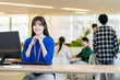 © pain au chocolat - オフィスで働くビジネスウーマン　撮影協力：学校法人電波学園　東京電子専門学校