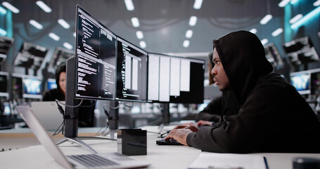 Aufkleber - Hooded Programmer Stealing Secure Data And Information