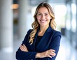 © BETHST - Mujer Ejecutiva con Brazos Cruzados Adoptando una Postura Reflexiva y Segura en un Entorno Profesional, Transmitiendo Confianza, Autoridad y Consideración Estratégica
