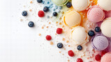 Kolorowe gałki lodów z owocami jagodowymi na białym tle