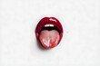 © Jibber  - Herausgestreckte Zunge zwischen roten Lippen im Pop-Art-Stil