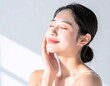 © Knut - 透明感あふれる美しい素肌の笑顔の若い日本人女性　beautiful young woman