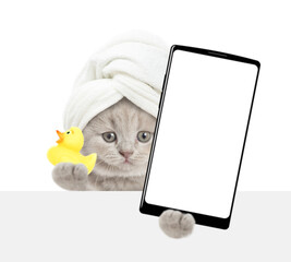 Leinwandbilder - Cute tiny kitten with towel on it head holds rubber duck and big smartphone with white blank screen in it paw above blank white banner. isolated on white background