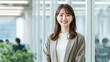 © WOWSTYLE - オフィスで働く自信に満ちた笑顔の女性 Generative AI