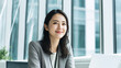 © WOWSTYLE - オフィスで働く自信に満ちた笑顔の女性 Generative AI