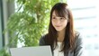 © てんぷら - ノートパソコンで仕事をする女性