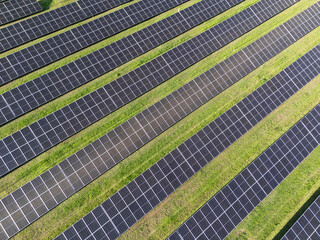 Aufkleber - Aerial view of solar power station on a green field. Sustainable development