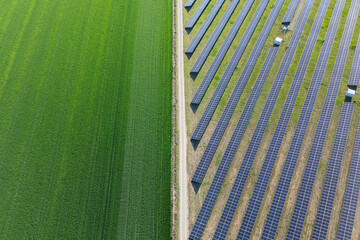 Aufkleber - Aerial view of solar power station and green agricultural field. Sustainable development