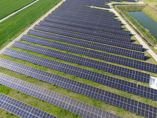 Aufkleber - Aerial view of solar power station on a green field. Sustainable development