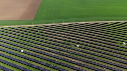 Aufkleber - Aerial view of solar power station and green agricultural field. Sustainable development	