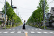© hakase420 - 横断歩道を歩く女子中学生
