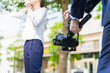 © metamorworks - カメラ、ジンバル、撮影、映像、動画、ムービー、ビデオ、カメラマン、ビデオグラファー、モデル、ポートレート、スナップ、画面、録画、MV、PV、収録、街、都市、新緑、ドラマ、映画、デジタル一眼、自主制作、マネージャー、タレント、俳優、芸能人、制作、プロダクション、制作会社、シネマトグラファー、ロケ、現場、屋外、ウェブ、機材、プロモーション、仕事、職業、メディア、テレビ、クリエイター、編集、CM、ドキュ
