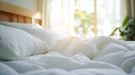Aufkleber - A close-up view of a rumpled, white duvet and pillows on a bed, bathed in soft morning sunlight streaming through a nearby window. : Generative AI