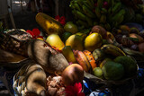 wiele odmian owoców tropikalnych 