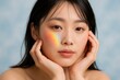 © AnilaStudio - 虹色の光が当たる若い女性のポートレート