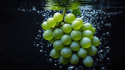 Poster - Water-covered green grapes on a dark surface