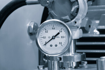 Aufkleber - a pressure gauge is attached to a silver tube on a large diesel engine.